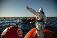 Migranten aus verschiedenen afrikanischen Ländern auf einem Schlauchboot im Mittelmeer. Foto: dpa/Pablo Tosco