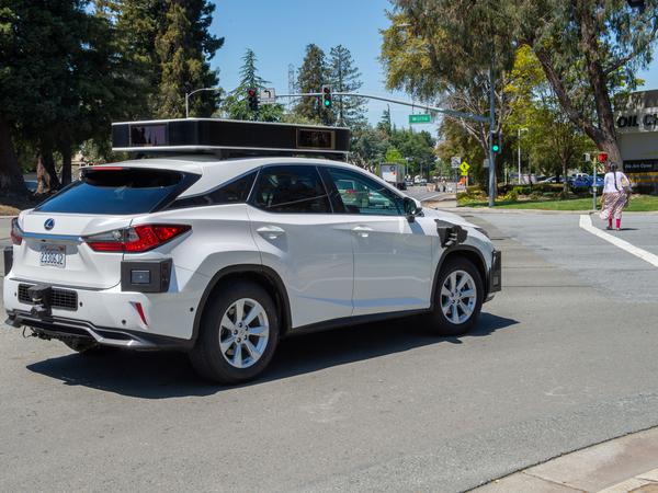 Definitiv bekannt war nur, dass Apple bis zuletzt zu selbstfahrenden Fahrzeugen umgebaute Testwagen im Silicon Valley auf die Straße schickte.
