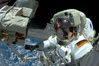Gerst war erst der dritte deutsche Astronaut, der einen solchen Weltraumspaziergang machte. Er feierte: mit einem Space-Selfie
