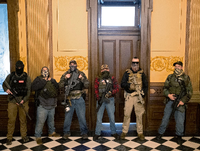 Eine bewaffnete Gruppe steht vor dem Büro des Gouverneurs im besetzten Parlamentsgebäude in Lansing, Michigan. Foto: REUTERS/Seth Herald