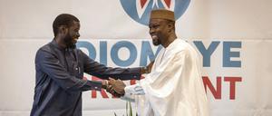 Herausforderer-Duo: Ousmane Sonko (re.), der nicht antreten darf, und sein Stellvertreter Bassirou Diomaye Faye, der nun kandidiert, bei der Pressekonferenz einen Tag nach ihrer Freilassung. 