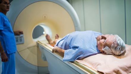 Erst wenn das MRT auffällig wird, muss aus der Prostata Gewebe entnommen werden, um einen Tumorverdacht abzuklären. 
