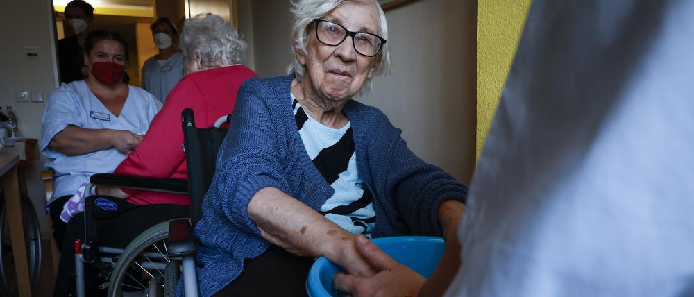 Eine Fingermassage in warmem Wasser gehört zur Wohlfühl-Betreuung der Senioren.