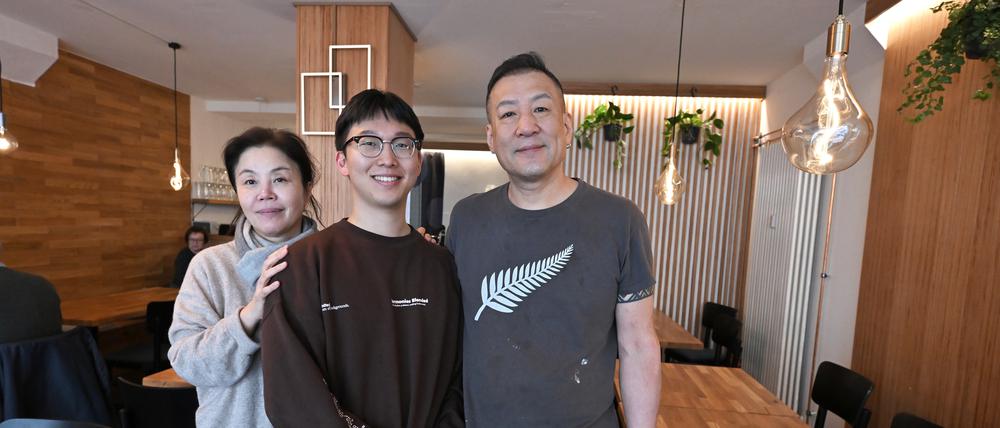 „Seoul Garden“ in der Brandenburger Straße 11 ist das erste koreanische Restaurant in Potsdam. Im Bild zu sehen sind (v.l.): Young Hee Han (Inhaberin), Gibom Lee (Manager), Jang ho Park (Koch).