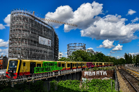 Der bunteste Zug der Bahn ist auch der neueste: Ein Testzug der neuen S-Bahn Baureihe 483/484 in Höhe des Schöneberger Gasometers. Foto: Sven Heinemann