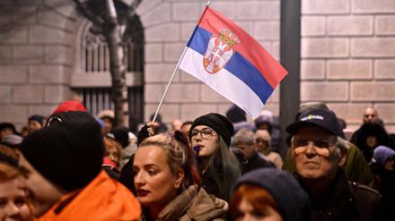 Dowtown Belgrad am Mittwochabend: Bürgerinnen und Bürger protestieren vor der Wahlkommission.