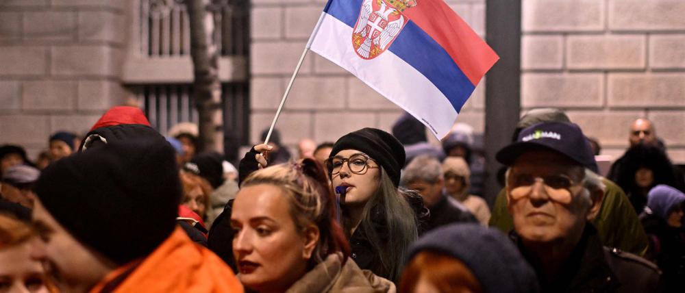 Dowtown Belgrad am Mittwochabend: Bürgerinnen und Bürger protestieren vor der Wahlkommission.