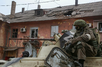 Pro-russische Kämpfer in Mariupol. Foto: REUTERS/Chingis Kondarov