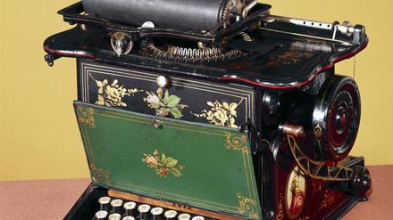 „Sholes and Glidden Typewriters“ aus dem Jahr 1874. 