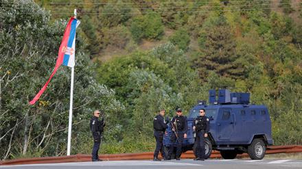 Eine Patrouille der Kosovo-Polizei beim Banjska-Kloster.