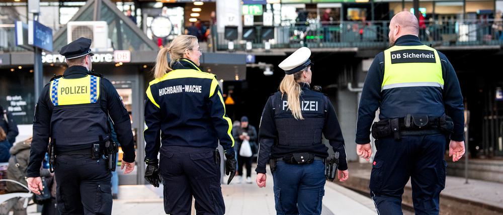 Polizisten am Hamburger Hauptbahnhof: Nur wenige mit geschlossen menschenfeindlichem Weltbild