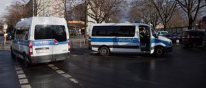 Einsatzfahrzeuge der Polizei stehen quer zur Fahrbahn am Görlitzer Park. 