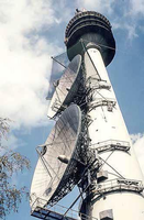 Sanierung der Antennen-Plattformen 1985. Stahlnetze schützen die beiden Parabolspiegel Foto: Günter Herrnleben