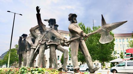 Die „Sieben Schwaben“ von dem Bildhauer Hans-Georg Damm stehen am Fehrbelliner Platz.