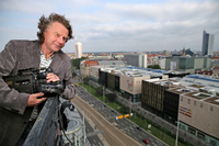 Siegbert Schefke im Jahr 2014 mit seiner alten Videokamera auf dem Turm der Reformierten Kirche in Leipzig. Foto: Jan Woitas/dpa