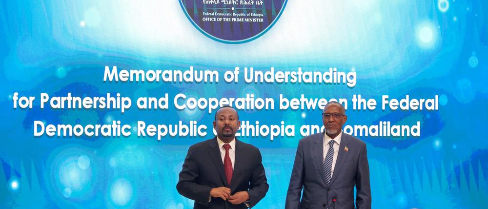 Der somalische Präsident Muse Bihi Abdi (r.) und der äthiopische Premierminister Abiy Ahmed (l.) unterzeichnen das „Memorandum of Understanding“.