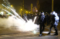 Die Skandalnacht: Polizisten räumen eine Kreuzung im Stadtteil Connewitz. Foto: dpa