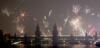 Ein Feuerwerk entlädt sich über der Oberbaumbrücke während der Neujahrsfeier. Foto: Paul Zinken/dpa