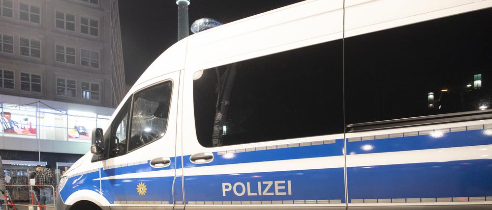 Ein Polizeiwagen steht an einer Absperrung am Alexanderplatz. (Symbolbild)