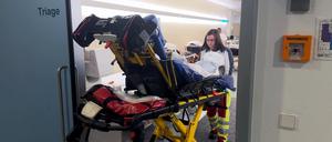 In der Rettungsstelle des Unfallkrankenhauses Berlin bringt eine Mitarbeiterin einen jungen Mann, der in der Silvesternacht in Berlin durch eine Silvesterrakete schwer am Gesicht verletzt wurde, auf einer fahrbaren Trage in einen Raum. 