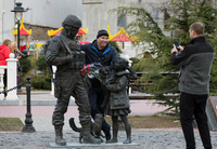 In Simferopol auf der Krim erinnert heute ein Denkmal an die sogenannten grünen Männchen - die hier nicht unwillkommenen Besatzer. Foto: imago images