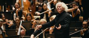 Simon Rattle beim Auftritt mit dem London Symphony Orchestra in der Berliner Philharmonie am 28.8.2023.