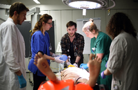 Eine Medizinstudentin blickt einem Patienten ins Auge. Foto: Britta Pedersen/picture alliance/dpa
