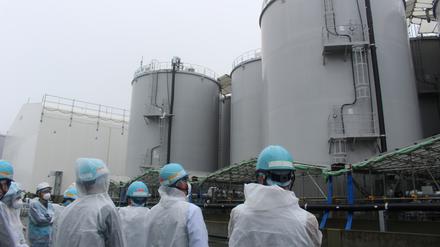 Aus einem Leck am zerstörten Atomkraftwerk Fukushima in Japan sind nach Angaben des Betreibers rund 5500 Liter radioaktives Wasser ausgetreten.