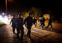 Polizisten verfolgen linke Demonstranten nach einem gewalttätigen Zusammenstoß am 23.08.2015 in Heidenau (Sachsen). Bei Protesten von Anwohnern und Rechtsextremen gegen eine neue Flüchtlingsunterkunft war es hier zuvor zu Ausschreitungen gekommen. Foto: dpa