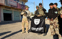 Irakische Soldaten (hier mit einer Flagge des IS) haben die Stadt Ramadi zurückerobert. Doch die Kämpfe gehen weiter. Foto: Nawras Aamer/dpa