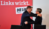 Bodo Ramelow (Die Linke) und Parteikollegin Susanne Hennig-Wellsow am Montag vor der Fraktionssitzung im Landtag. Foto: Martin Schutt/dpa-Zentralbild