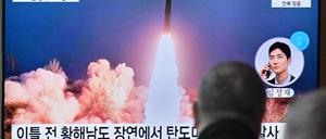 Menschen in Seoul blicken auf Archivbilder eines nordkoreanischen Raketentests.