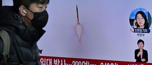 Südkoreanische TV-Bilder zeigen den nordkoreanischen Raketentest.