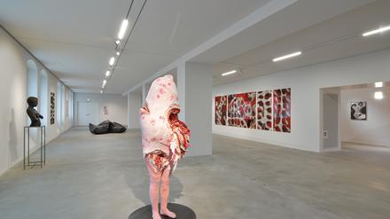 Ausstellung „Flesh and Bones“ in der Zitadelle Spandau. Zu sehen ist die Skulptur „Rosie“ von 2007 und im Hintergrund Fotografie von Jürgen Baumann.