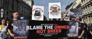  Besitzer und Fans der Hunderasse American XL Bully protestieren in London gegen den Vorschlag der britischen Regierung. Nach einer Reihe von Angriffen von Tieren der Hunderasse American Bully XL, ist die Überlegung, diese Rasse auf die Liste der verbotenen Rassen im Rahmen des «Dangerous Dog Act» zu setzen. 