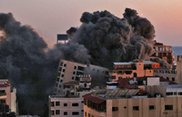 Ein Hochhaus in Gaza stürzt nach einem Luftangriff Israels ein. Foto: MOHAMMED ABED / AFP