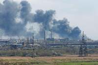 Rauchwolekn über dem Stahlwerk Asowstal in Mariupol (am 20. April 2022) Foto: Reuters/Alexander Ermochenko