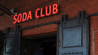 Kündet verheißungsvoll von alten Zeiten: Das Eingangsschild zum Soda Club. Foto: dpa 