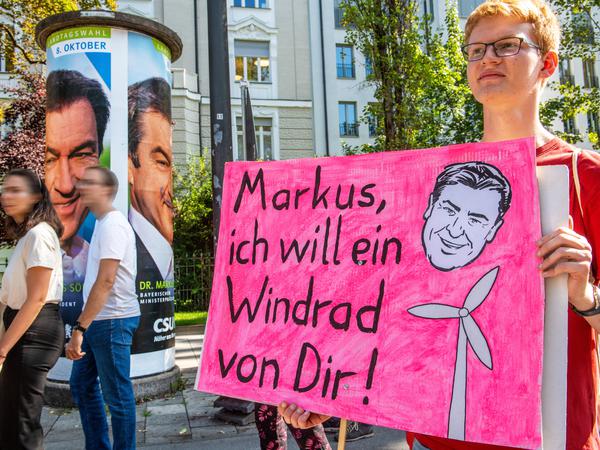 Ein Demonstrant auf dem globalen Klimastreik von Fridays for Future in München am 15. September 2023 Deutschland. Windanlagen hat Bayern lange boykottiert. 