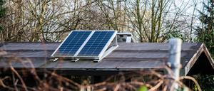Solarpanel auf einem Dach einer Kleingartenlaube.
