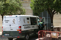 Ein Polizeiwagen mit dem wegen Drogenhandels verhafteten Mann steht vor dem Gerichtsgebäude von Sevilla. Foto: María José López/Europa Press/dpa
