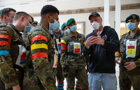 Soldaten testen eine COVID19-Tracking App in der Julius-Leber-Kaserne.| Foto: Torsten Kraatz/Bundeswehr/dpa