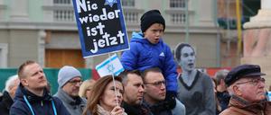 Solidarität mit Israel: Rund 300 Menschen kamen am Sonntagmittag auf den Alten Markt in Potsdam.