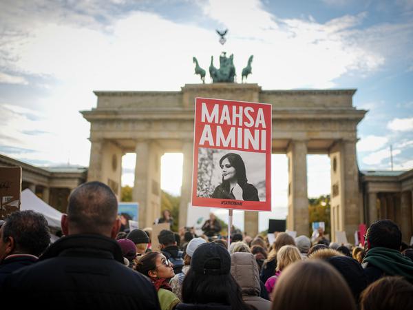 Auslöser der Proteste ist der Tod der 22-jährigen Mahsa Amini am 16. September. Sie war von der Sittenpolizei wegen eines Verstoßes gegen die islamische Kleiderordnung festgenommen worden. 