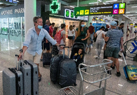 Reisende auf dem Flughafen von Palma de Mallorca. Foto: imago images/Agencia EFE