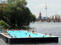 Schöner mit Abstand: Badegäste schwimmen unter Einhaltung der Abstandsregeln im Sommerbad Humboldthain. Foto: Christoph Soeder/dpa