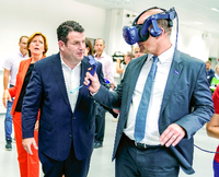 Arbeitsminister Hubertus Heil (SPD) lässt sich bei BASF von Vorstandschef Martin Brudermüller eine Virtual-Realität-Brille erklären Foto: Uwe Anspach/dpa