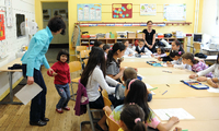 Sommerschule in Berlin für Kinder eingewanderter Roma. Auch die seit Jahrhunderten hier ansässigen Mitglieder der Minderheit haben viel zu wenig Zugang zu Bildung. Foto: Kitty Kleist-Heinrich