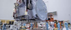 „Juice“ wird ausgepackt. Der Start der Sonde ist für den 13. April vom Weltraumbahnhof Kourou geplant und soll einen Blick auf die großen Monde werfen. 