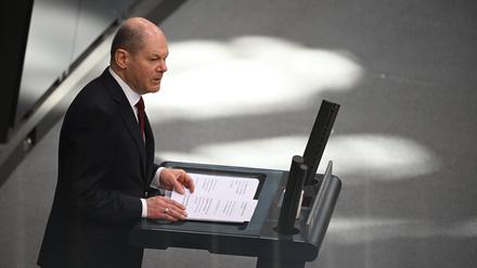 Bundeskanzler Olaf Scholz (SPD) gibt am 27. Februar eine Regierungserklärung ab und sagt: „Wir erleben eine Zeitenwende.“ 